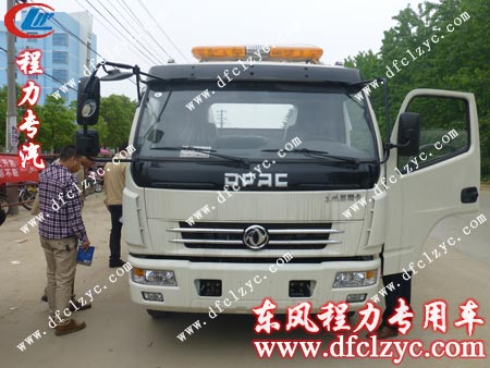 客戶詳細查看清障車的外形、配置