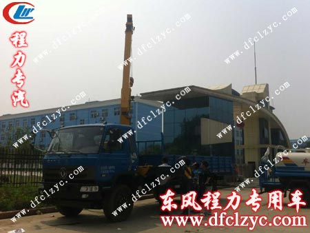 司機(jī)正在演示隨車吊的吊機(jī) 司機(jī)正在演示隨車吊的吊機(jī)