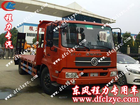 東風天錦平板運輸車出發(fā)前在湖北程力門口留影