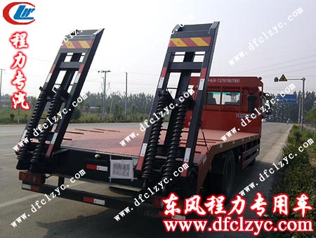 湖北程力司機途中檢查東風天錦平板運輸車車況