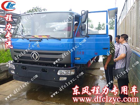 湖北程力工作人員給客戶講解灑水車注意事項