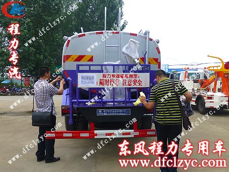 柳總在湖北程力門口仔細檢查東風(fēng)153灑水車