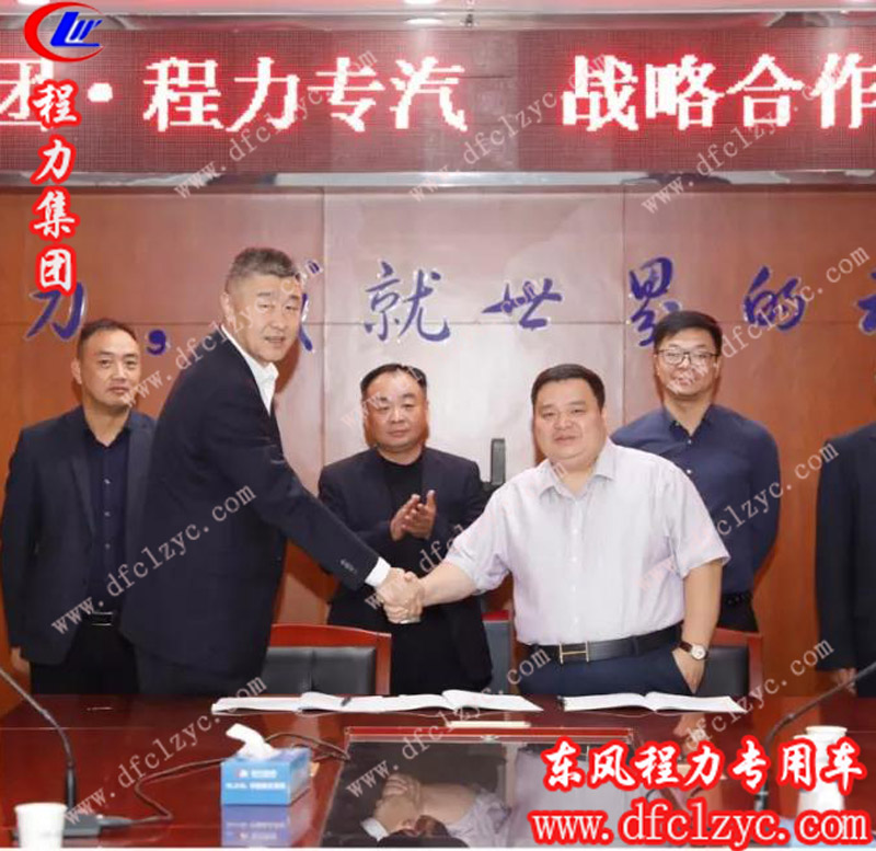 主賓雙方愉快地在合作文本簽約，并合影留念
